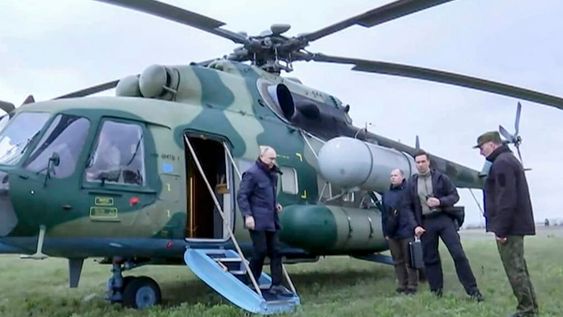 El presidente de Rusia Vladimir Putin visitó por sorpresa los cuarteles de Jersón y Lugansk este martes 18 de abril de 2023.