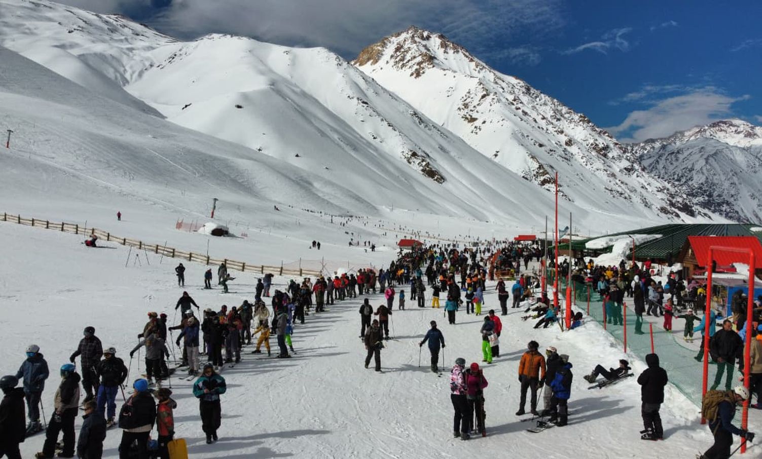 El renovado Penitentes Park recibió a miles de mendocinos que disfrutaron de la nieve, el esquí y la telesilla Pircas durante la jornada de reapertura.