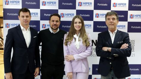 Los Andes | Gerentes comerciales de Portobello, Guilherme Koerich y Fernanda Salvaro, junto a Facundo Gauna y Diego Pérez Colman, gerente comercial y general de Hipercerámico.