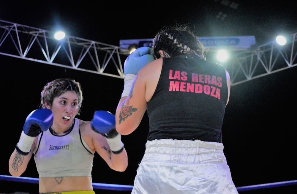 Tras un fallo polémico Karen Vega debutó con una victoria en el profesionalismo. / Gentileza.