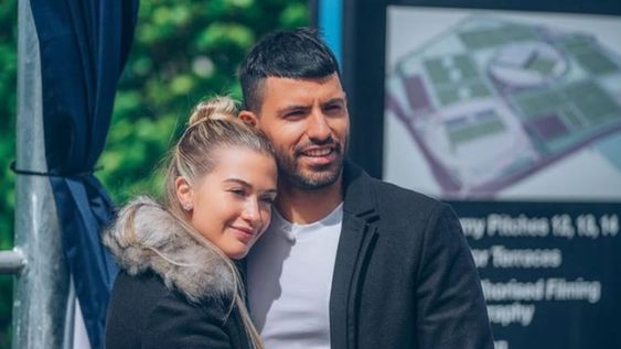 El Kun estuvo de compras en Dubai con su pareja, Sofía Calzeti, y los hinchas del Barcelona se enojaron por no acompañar al club mientras caía contra Bayer Munich y quedar eliminado de la Champions.