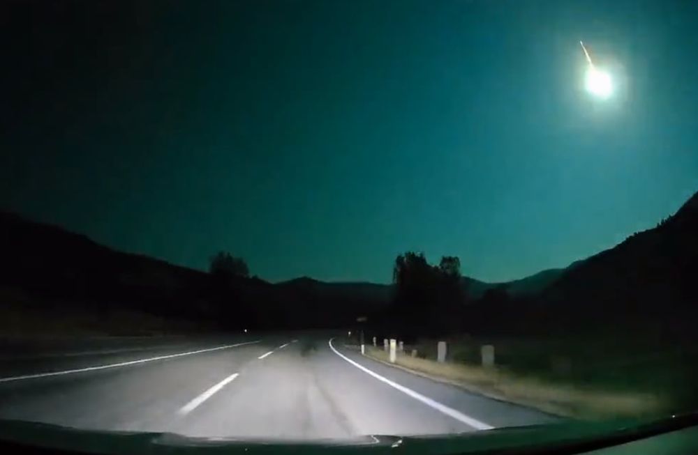 La agencia de noticias EFE precisó que ninguna autoridad científica se ha pronunciado aún sobre la naturaleza de la roca.Foto: Captura video / Twitter