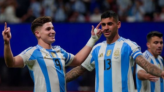 El delantero Julián Álvarez (9) celebra tras un gol para Argentina en el partido contra Canadá por el Grupo A de la Copa América, el jueves 20 de junio de 2024. (AP Foto/Mike Stewart)