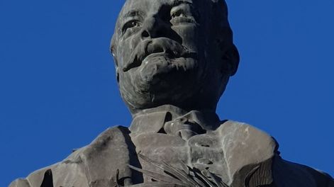 Robaron un busto de bronce en una ilustre bóveda del Cementerio: pesa casi 60 kilos y estaba a 2 metros de altura. Foto: Gentileza