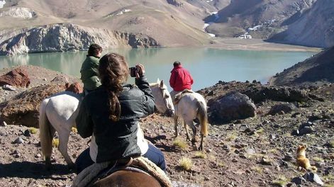 El Sosneado en San Rafael. Es un lugar con un alto atractivo turístico y además hay áreas petroleras en producción.
