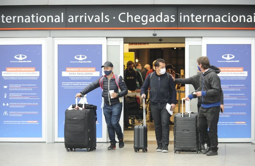 El Gobierno nacional dispuso el ingreso de hasta 600 argentinos por día al país, como parte de las nuevas restricciones para frenar la circulación del COVID-19.