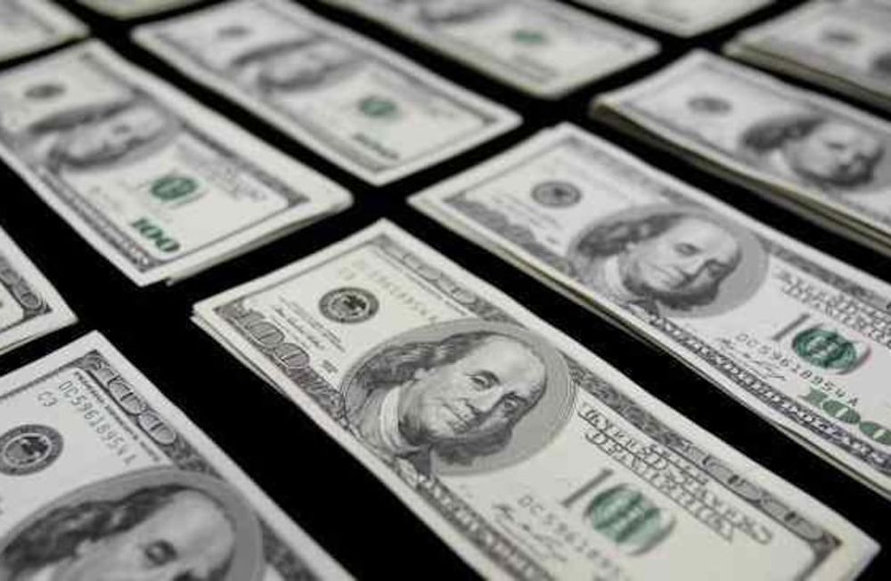 Para comprar dólares en los bancos hay que cubrir una serie de requisitos, entre ellos, tener ingresos mensuales que justifiquen que se pueda destinar cierta cantidad de pesos al ahorro en moneda extranjera, ¿cuánto hay que cobrar por mes? (DyN/Archivo).