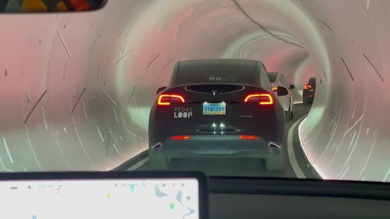 Elon Musk, a través de “The Boring Company” en Las Vegas creó el túnel monocarril llamado Vegas Loop. Esto se hizo para evitar esas calles con aglomeraciones de vehículos, lo particular de esto es que ya tuvo su primer embotellamiento.