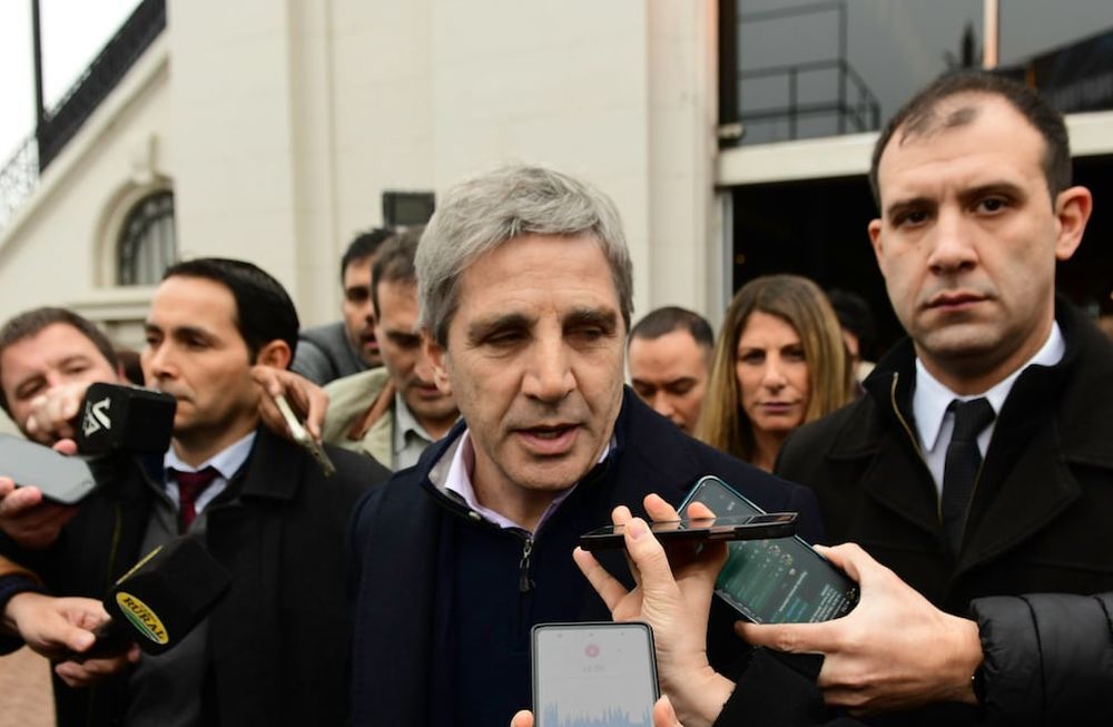 El ministro, Luis Andrés Toto Caputo, hace declaraciones a la prensa esta mañana en la 136º Exposición de Ganadería, Agricultura e Industria Internacional, realizada en el predio ferial de Palermo. FOTO: JUAN VARGAS