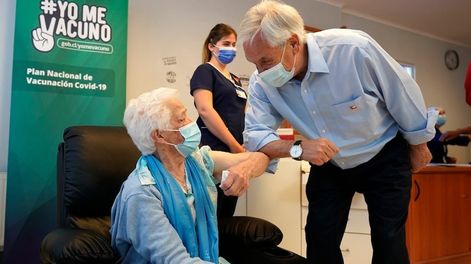 Sebastián Piñera, junto a la primera mujer que recibió la vacuna contra el Covid-19 / Twitter @sebastianpinera