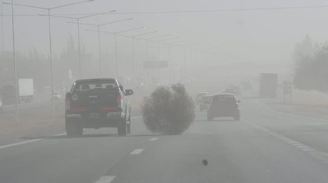 Los Andes | Una de las postales más comunes en las rutas de Mendoza cuando llega el viento Zonda al llano. Foto: Ignacio Blanco / Archivo Los Andes
