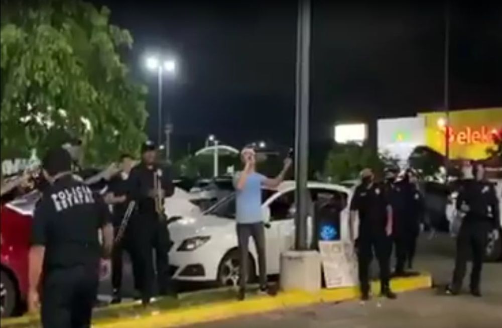 Emotivo video: un joven sin trabajo cantaba por propinas en un estacionamiento y la banda de la Policía pasó a acompañarlo