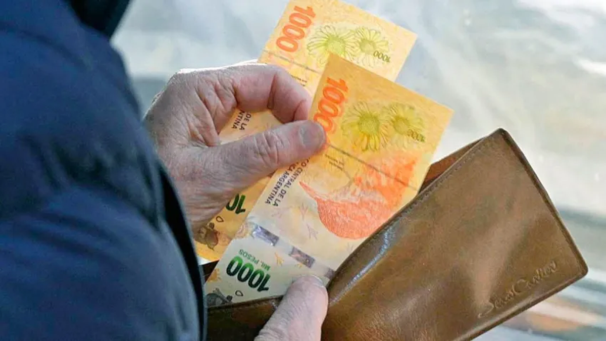 Los salarios registrados volvieron a perder con la inflación en marzo y acumulan siete meses de caída