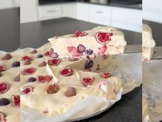 fresca y deliciosa: como hacer torta helada de mascarpone y frutos rojos solo con 4 ingredientes