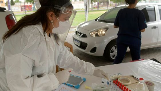 Control y análisis. Desde diciembre, en la provincia se vienen registrando entre 170 y 50 determinaciones positivas diarias. Foto: Orlando Pelichotti / Los Andes.