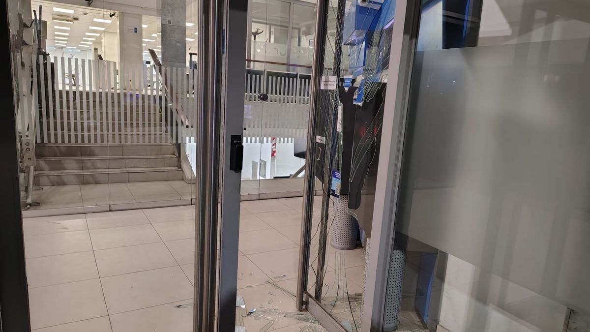 Rompió la puerta de un banco en pleno centro de Mendoza y te