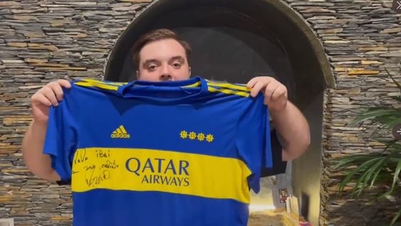 Juan Román Riquelme le hizo un regalo al streamer español Ibai Llanos: una camiseta de Boca con el 10 y su firma. / Gentileza.