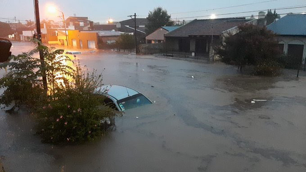 Más de 40 familias debieron ser evacuadas tras producirse fuertes lluvias en la ciudad bonaerense de Bahía Blanca, mientras que esta situación obligó además a la suspensión de las clases y del transporte público, entre otros servicios.FOTO: REDES/NA