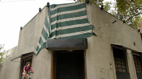 Trabajan en el interior del edificio en la esquina Julián Barraquero y avenida San Martín. / Foto: Orlando Pelichotti