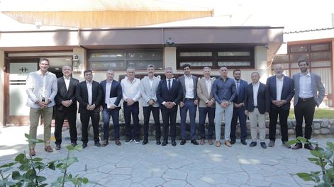 Varios intendentes de Mendoza y los ministros Natalio Mema y Víctor Fayad. | Foto: Gobierno de Mendoza