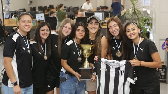 Parte del plantel femenino de Gimnasia y Esgrima estuvo presente en la redacción de Los Andes con la copa del campeón. Un 2024 que quedará grabado a fuego en el corazón blanquinegro.