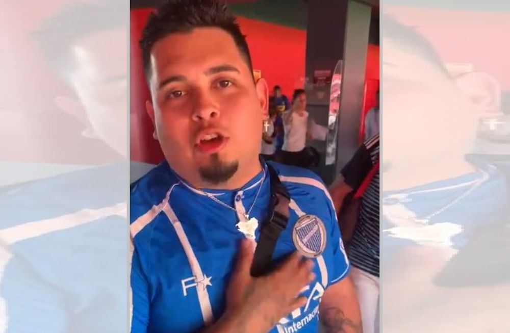 Hinchas de la Peña Tombina Vasca, que acompañaron a la Selección en su entrenamiento en el estadio San Mamés, a puertas abiertas al público. /Captura de video