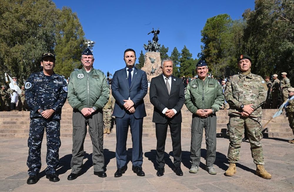 El ministro de Defensa, Luis Petri, en el aniversario del Ejército en el Cerro de la Gloria. Lo acompañó el gobernador Alfredo Cornejo. Foto: Prensa Mendoza