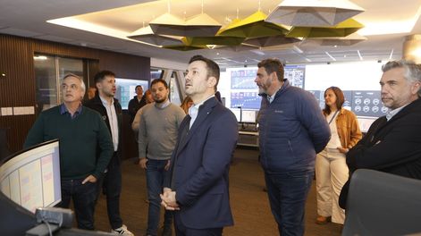 -Todos juntos. Política en Off: Luis Petri realizó una visita a la destilería de YPF en Luján de Cuyo en compañía del tercer candidato a diputado nacional de su lista, el demarchista Álvaro Martínez; y el cornejista Martín Kerchner. Foto: Luis Petri en X.