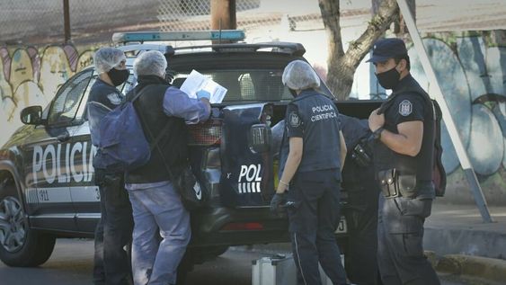 Una mujer fue apuñalada en la calle Salta de Ciudad cerca de la casa de su ex e investigan si fue él quien la atacó. - Foto: Orlando Pelichotti / Los Andes.