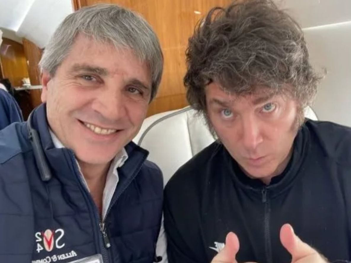 El ministro de Economía, Luis Caputo, junto al presidente Javier Milei. Foto: X / @LuisCaputoAR