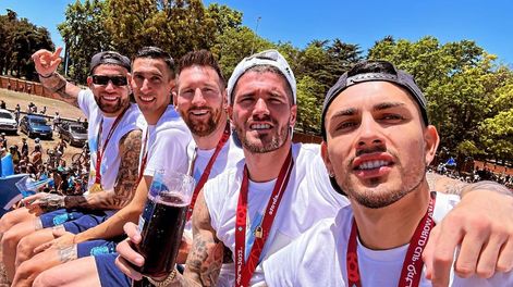 Otamendi, Di María, Messi, De Paul y Paredes, eternos. / @maxikronenberg