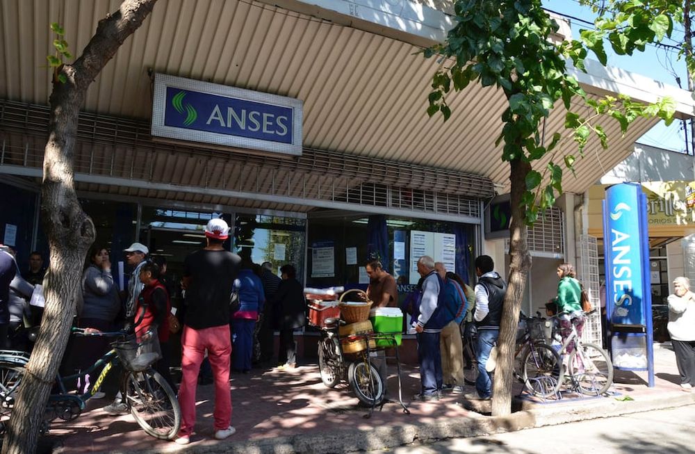 Antes del aumento de septiembre, los titulares de la AUH pueden sumar beneficios para cobrar más de $36.000 el próximo mes, por dos niños.  Foto Patricio Caneo / Los Andes