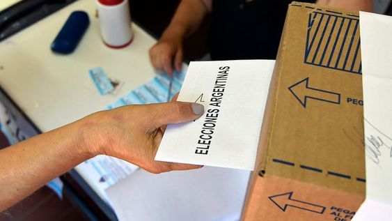 Pasadas las 8 de la mañana de este domingo comenzó el balotaje para definir quién será el próximo Presidente de Argentina. Hay 35 millones de personas habilitadas para votar entre el candidato de Unión por la Patria, Sergio Massa, y el de La Libertad Avanza (LLA), Javier Milei.Escuela Patricias Mendocinas, Carlos vota junto a su perro SuryaFoto: Orlando Pelichotti