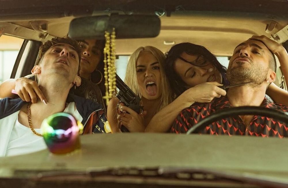 Una serie ágil y fácil de ver, con entretenidas persecuciones y disputas. Pero que aborda de una forma muy banal y superficial problemáticas realmente complejas. Los pros y los contras de Sky Rojo, Fuente: Instagram @skyrojo