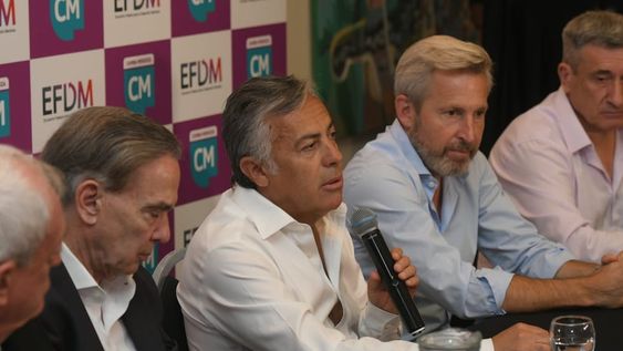 El senador nacional Alfredo Cornejo presentó a los nuevos aliados junto a Miguel Ángel Pichetto y Rogelio Frigerio. Foto: Ignacio Blanco.
