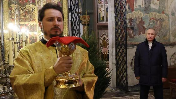 Putin celebró solo la Navidad ortodoxa en una iglesia dentro de la fortaleza del Kremlin. / Foto: EFE/ EPA/ MIKHAEL KLIMENTYEV / SPUTNIK / KREMLIN POOL