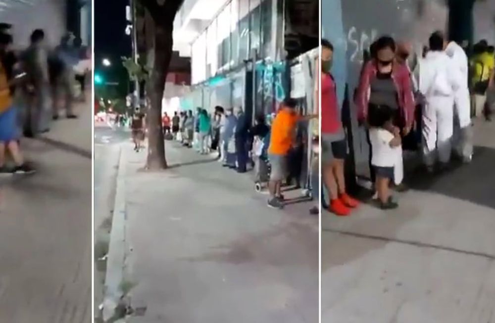 Todos los días se forman largas filas de gente para buscar sobras en una panadería porteña.