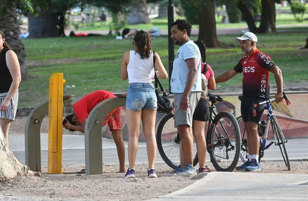 El domingo se registró una temperatura máxima cercana al récord para octubre en Mendoza: fueron 37,4°C mientras que había sido de 40,1°C el 29 de octubre del 2009. Foto: Los Andes