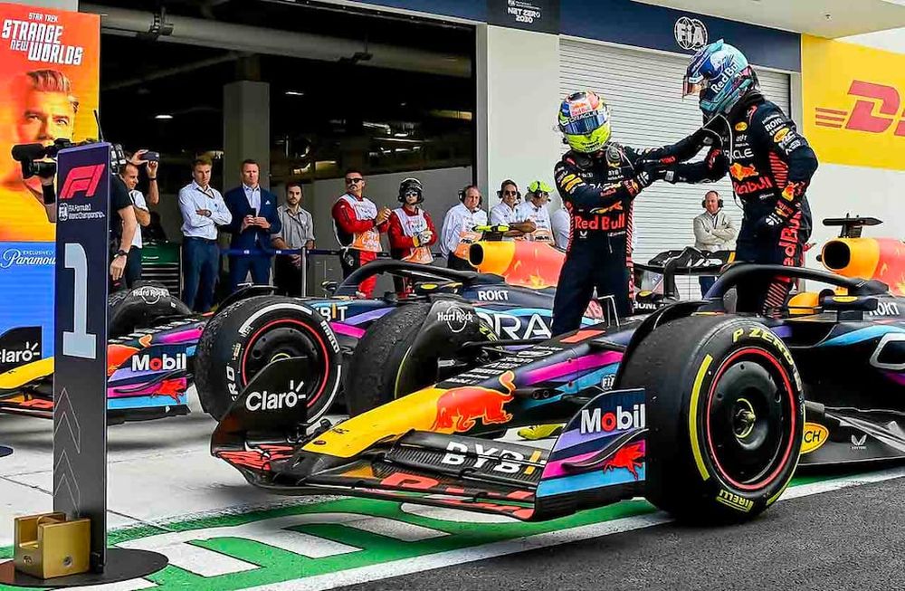 El segundo clasificado, el mexicano de Fórmula 1 Sergio Pérez, felicita al ganador, el piloto holandés Max Verstappen en el Gran Premio de Fórmula 1 de Miami. / EFE