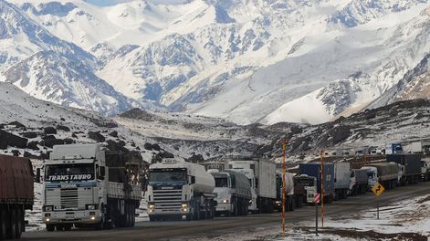 Camioneros varados esperan cruzar en los siguientes días a Chile. Según el informe de UCIM el impacto económico, bajo todo concepto, equipara los 1.000 millones de dóalres.