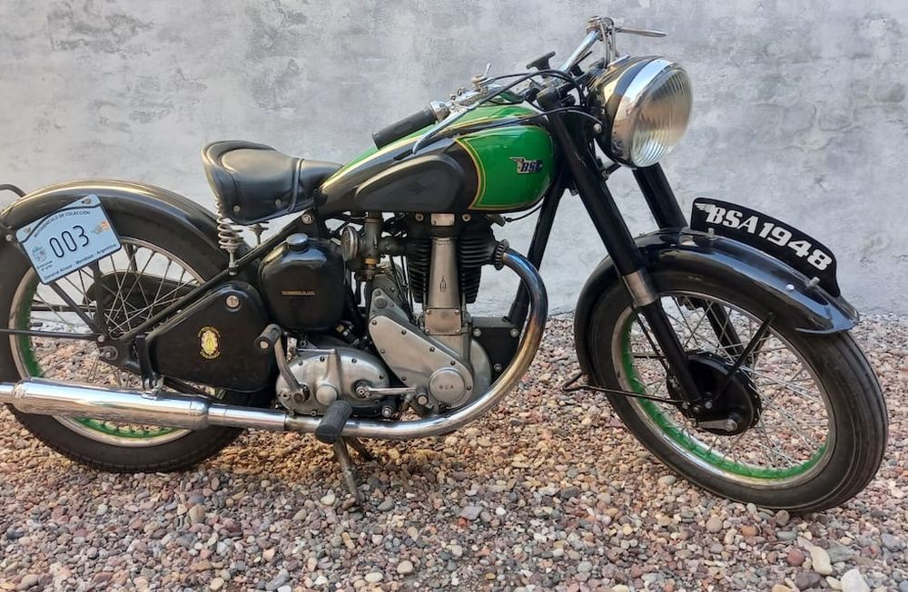 Una moto antigua con patente municipal para circular por Alvear.
