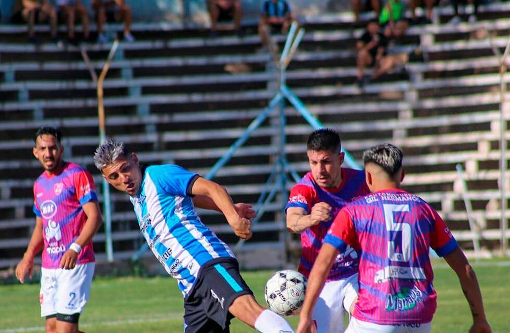 El goleador del campeonato. Emmanuel Lucero (9), autor del tanto de Argentino, intenta llevarse el balón ante Ramiro Vélez y Damián Cataldo (5), de Rodeo. Mientras Misael Torres completa la escena. / Prensa Atlético Argentino.