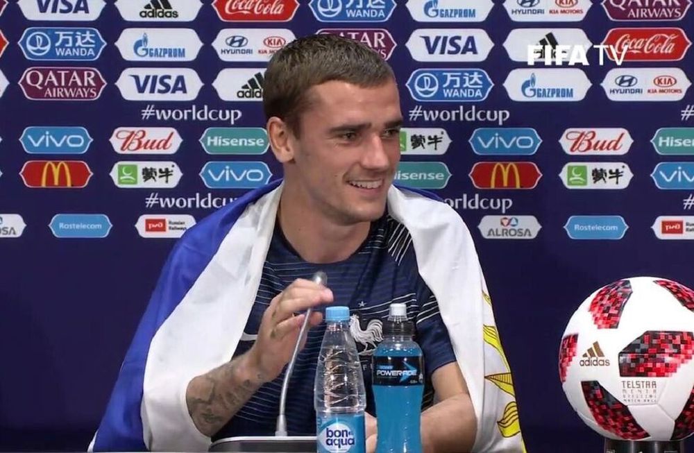 Pasión charrúa: Griezmann festejó el triunfo de Francia con la bandera uruguaya
