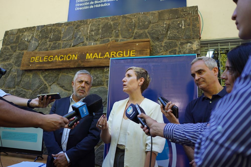 La ministra de Energ&iacute;a y Ambiente, Jimena Latorre, junto al gobernador Alfredo Cornejo en Malarg&uuml;e