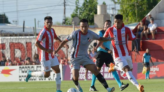 Fútbol El Club Atlético San Martín de Tucumán venció por 2-0 al Deportivo Maipú como visitante en la Primera NacionalFoto: Orlando Pelichotti