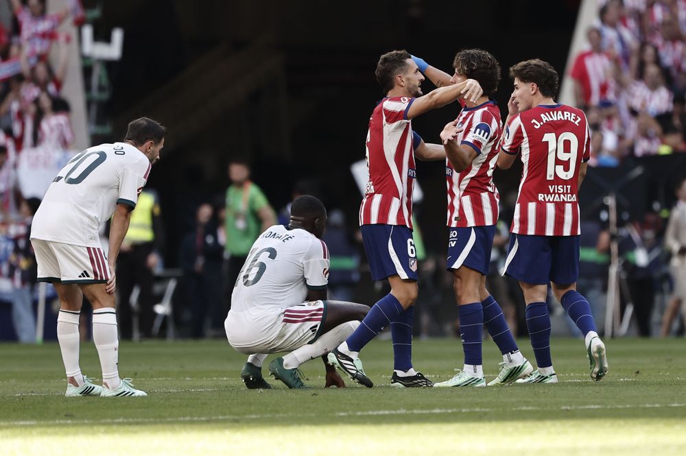 Los jugadores del Atlético de Madrid celebran la victoria 2-1 del Atlético de Madrid sobre el Real Madrid.