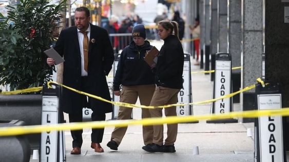 Policías de Nueva York investigan en la escena de un crimen en el que murió tiroteado Brian Thompson, director ejecutivo de la aseguradora de UnitedHealthcare, este 4 de diciembre de 2024, en Nueva York. EFE/Justin Lane