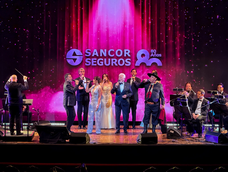 El maestro Tomás Mayer Wolf y su orquesta, junto a Jorge Rojas, Eugenia Quevedo, Raúl Lavié, y el Chaqueño Palavecino en el escenario del Teatro Colón.