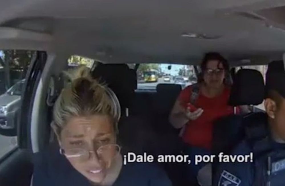 La suboficial, Laura Pagani, le practica RCP a la niña mientras le ruega que reaccione. A su lado, su compañero Diego Villegas Carrizo.