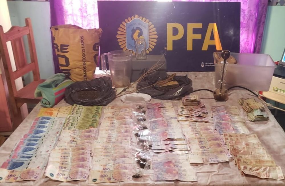 Lluvia de piedras y tres detenidos al desbaratar un “quiosco” de drogas en Las Heras